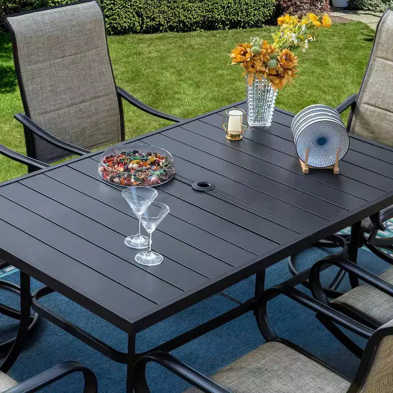 Ensemble de salle à manger d'extérieur 7 pièces avec table rectangulaire avec trou pour parasol de 4 cm et fauteuils rembourrés pivotants en acier à 360° - Captiva Designs