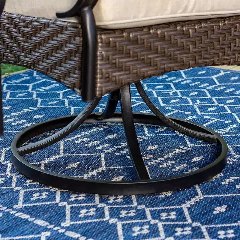 Ensemble de salle à manger extérieur 7 pièces avec chaises pivotantes avec coussins d'assise et de dossier et table en faux bois avec cadre en métal et trou pour parasol - Captiva Designs