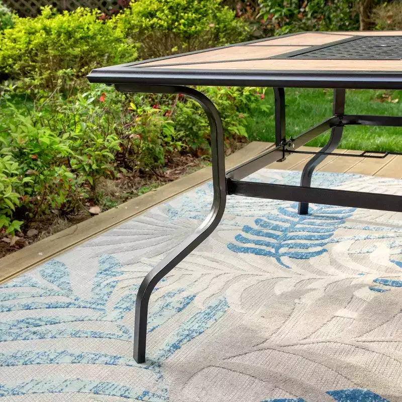 Ensemble de salle à manger extérieur 7 pièces avec chaises pivotantes avec coussins d'assise et de dossier et table en faux bois avec cadre en métal et trou pour parasol - Captiva Designs