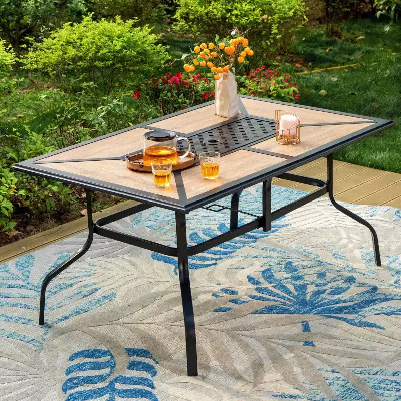 Ensemble de salle à manger extérieur 7 pièces avec chaises pivotantes avec coussins d'assise et de dossier et table en faux bois avec cadre en métal et trou pour parasol - Captiva Designs