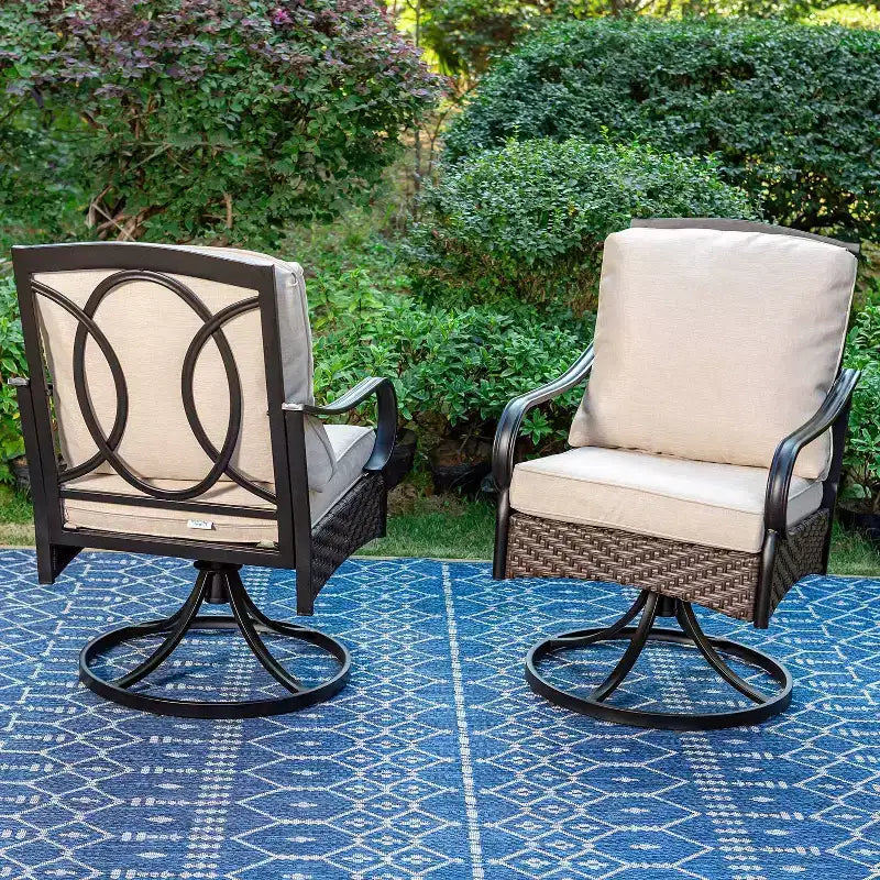 Ensemble de salle à manger extérieur 7 pièces avec chaises pivotantes avec coussins d'assise et de dossier et table en faux bois avec cadre en métal et trou pour parasol - Captiva Designs