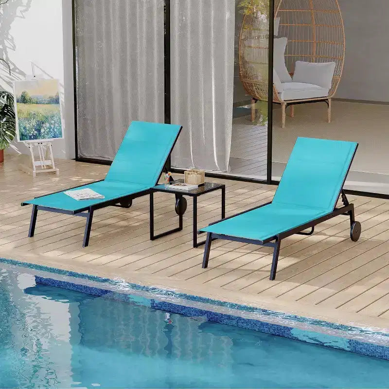 Lot de 3 chaises longues d'extérieur GustoWave, dossier réglable sur 5 positions, avec roulettes et table d'appoint pour patio, bord de piscine et plage