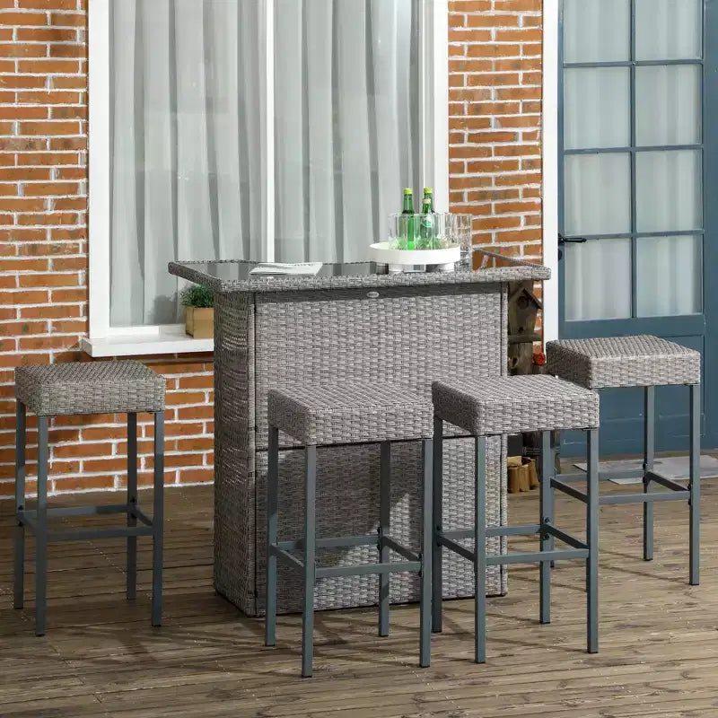 Outsunny Ensemble de bar 5 pièces en rotin, table haute d'extérieur et chaises avec plateau en verre, étagère de rangement et 4 tabourets de bar pour piscine