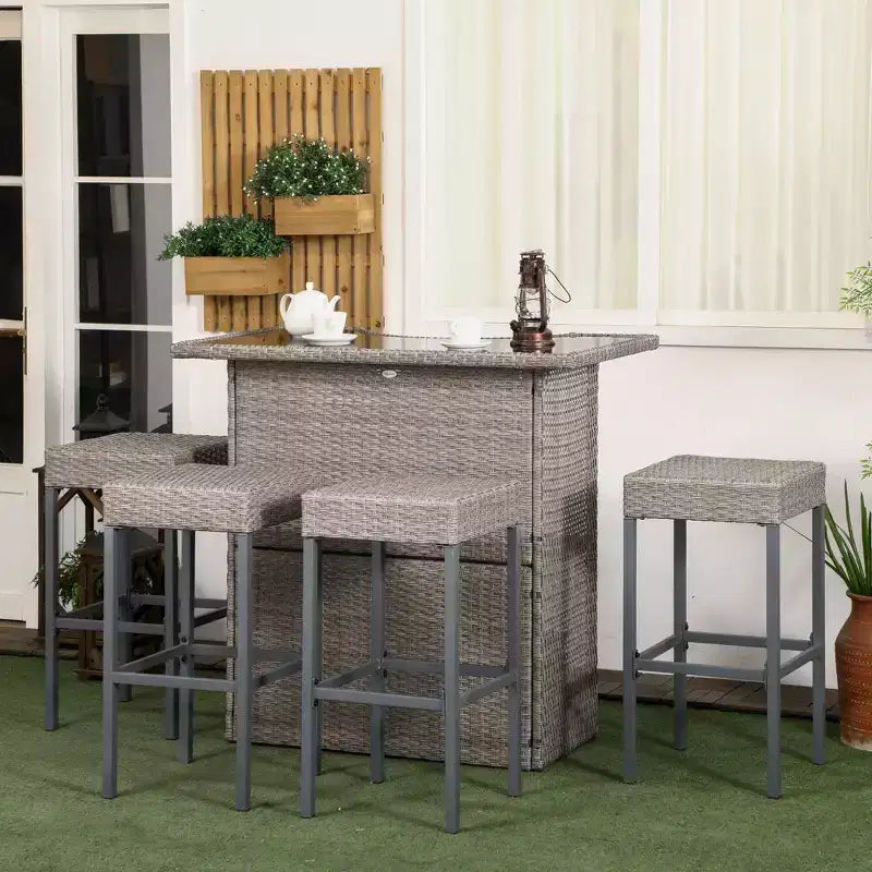 Outsunny Ensemble de bar 5 pièces en rotin, table haute d'extérieur et chaises avec plateau en verre, étagère de rangement et 4 tabourets de bar pour piscine