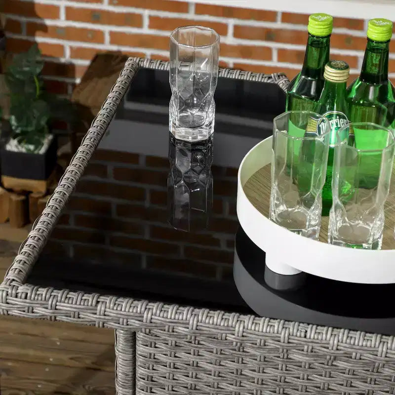 Outsunny Ensemble de bar 5 pièces en rotin, table haute d'extérieur et chaises avec plateau en verre, étagère de rangement et 4 tabourets de bar pour piscine