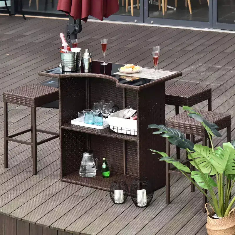 Outsunny Ensemble de bar 5 pièces en rotin, table haute d'extérieur et chaises avec plateau en verre, étagère de rangement et 4 tabourets de bar pour piscine