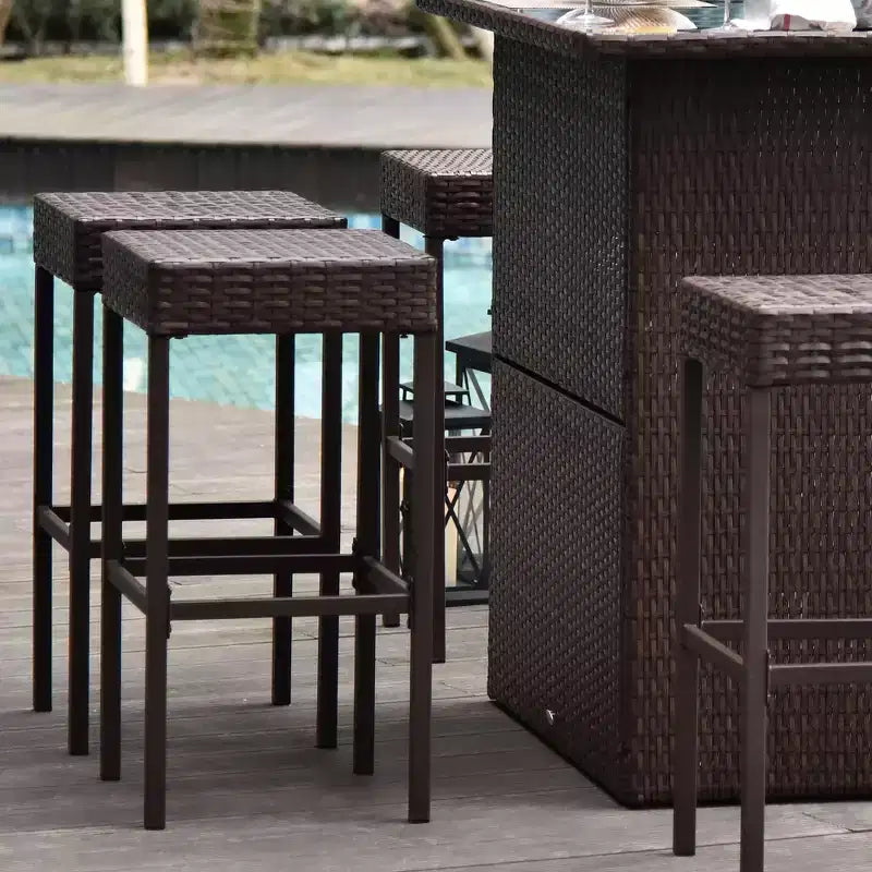 Outsunny Ensemble de bar 5 pièces en rotin, table haute d'extérieur et chaises avec plateau en verre, étagère de rangement et 4 tabourets de bar pour piscine