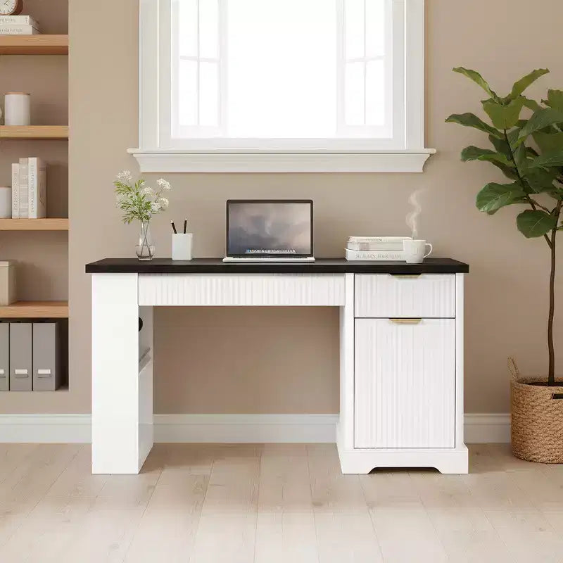 Bureau de direction moderne Haoran 55 de GDFStudio, à façade rainurée, avec prise électrique, tablette pour clavier, porte et tiroirs
